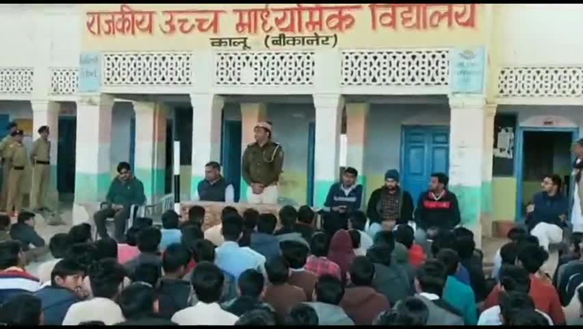 लूनकरनसर: कालू कस्बे के उच्च माध्यमिक स्कूल में थानाधिकारी देवीलाल सारण ने दी यातायात नियमों की जानकारी #सड़क_सुरक्षा_सप्ताह