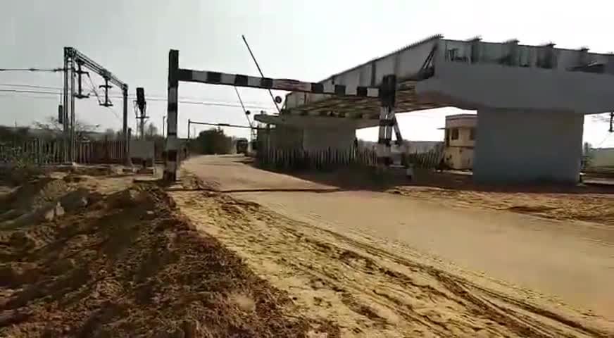 सूरतगढ़: बिरधवाल रेलवे क्रॉसिंग पर निर्माणाधीन ओवरब्रिज के ट्रेक सहित दोनों तरफ के हिस्से का निर्माण कार्य भी जारी #ओवरब्रिज