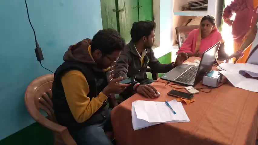 नवाबगंज: प्राइमरी स्कूल सादामऊ में आयुष्मान भारत योजना के तहत कैम्प लगाकर बनाये गए आयुष्मान कार्ड#आयुष्मान कार्ड