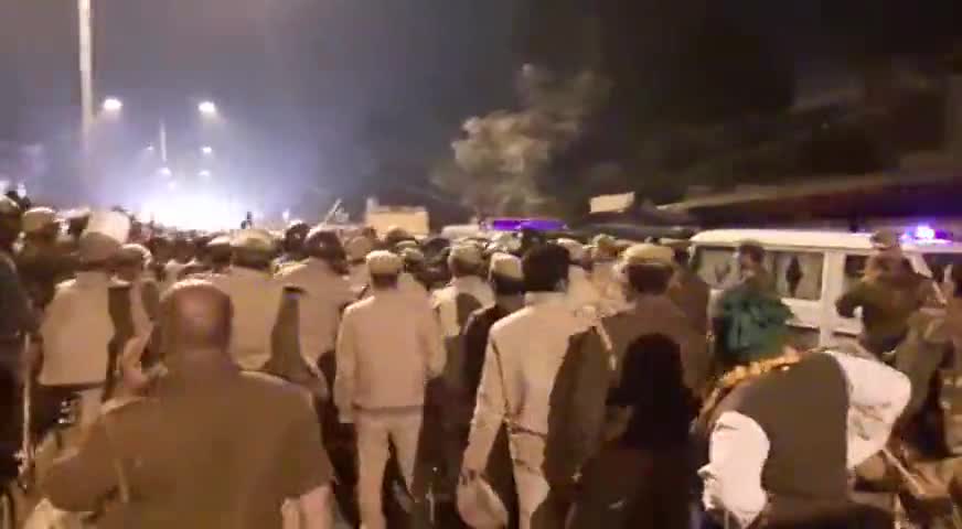 मोहनलालगंज: अपनी मांगों को लेकर मोहनलालगंज में प्रदर्शन कर रहे किसानों से मंत्री सुरेश खन्ना ने बात कर खत्म कराया धरना #सुरेश_खन्ना