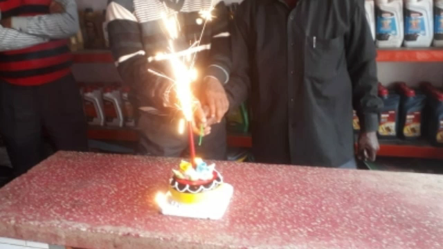 दलसिंहसराय: दिल्ली में आप पार्टी को प्रचंड बहुमत मिलने पर महावीर चौक पर लोगों ने केक काटकर मनाया जश्न #दिल्ली_चुनाव