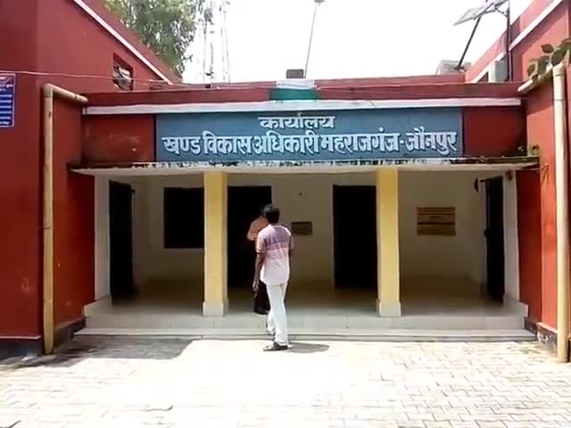 बदलापुर: बसरहा में प्रधानमंत्री आवास योजना में हुई गड़बड़ी, आवास किसी और को मिला और पैसा किसी अन्य को #पीएम_आवास_योजना