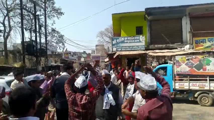 मैहर: मैहर में आम आदमी पार्टी की जीत पर कार्यकर्ताओं ने पटाखे फोड़कर और मुंह मीठा कर मनाया जश्न #आप #दिल्ली_चुनाव