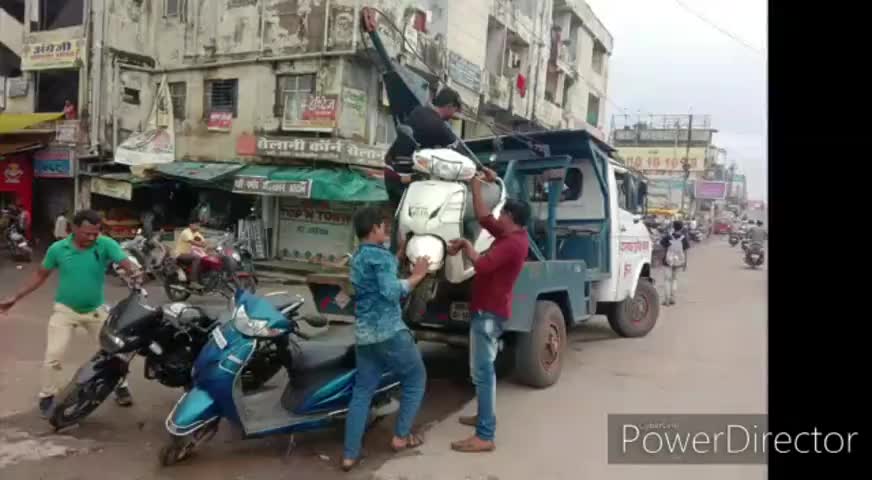 हुज़ूर: बाजार में नहीं है पार्किंग की व्यवस्था, यातायात पुलिस कार्रवाई कर उठा रही गाड़ियां #ट्रैफिक_पुलिस #पार्किंग