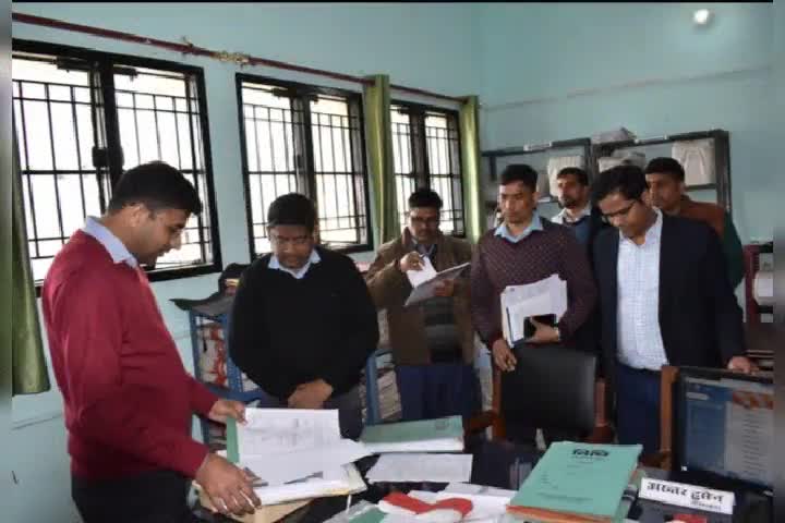 नौगढ़: जिलाधिकारी दीपक मीणा ने जिला पंचायत राज अधिकारी कार्यालय का किया औचक निरीक्षण #जिलाधिकारी #औचक_निरीक्षण