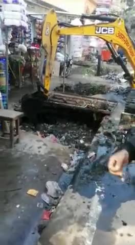 आरा: वार्ड नंबर 18 में जलजमाव की स्थिति को रोकने के लिए जाम पड़े नाले की हो रही है सफाई #जल_जमाव