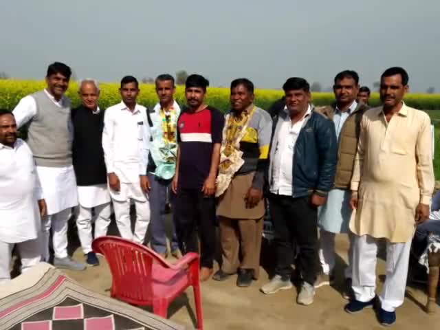 गंगानगर: नरसिंहपुरा के नवनिर्वाचित सरपंच व उपसरपंच का सहारण परिवार ने किया स्वागत, माला पहनाकर दी बधाई #सरपंच #उपसरपंच