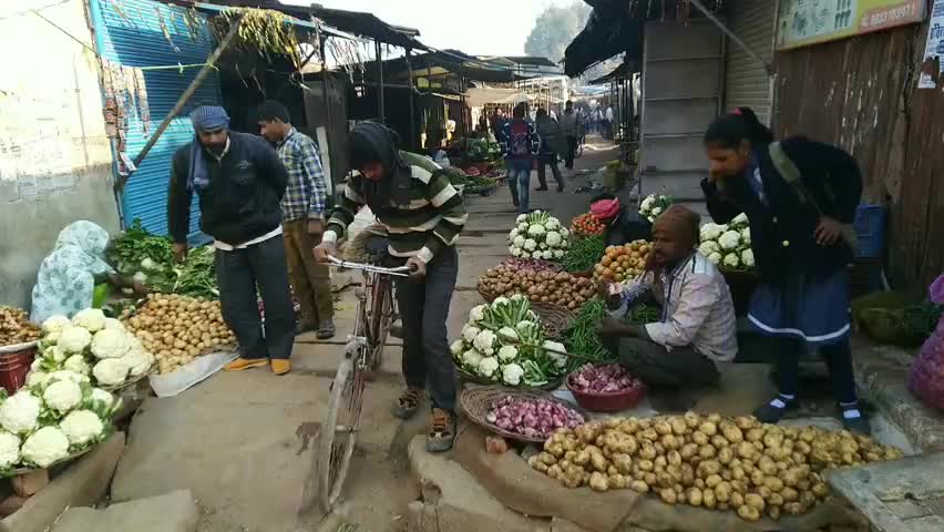 इंदरगढ़: सीमांकन नहीं होने से अधर में लटका सब्जी मंडी निर्माण, सब्जी विक्रेता खुले में बैठकर बेच रहे सब्जी #सब्जी_मंडी