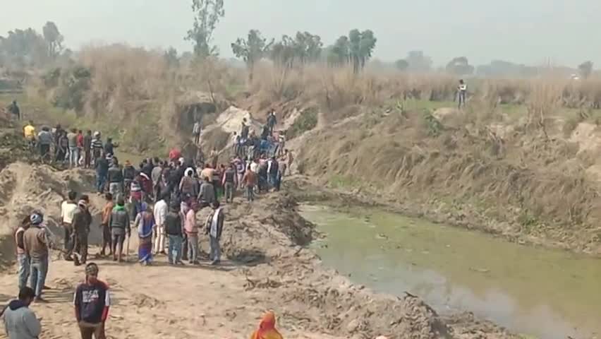 करहल: ईशन नदी की सफाई को लेकर ग्रामीणों ने किया श्रमदान, जिलाधिकारी ने देर शाम किया निरीक्षण #श्रमदान #dm
