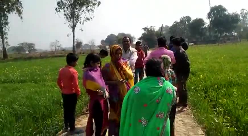 पट्टी: परहत गांव में बन रही पक्की सड़क के निर्माण कार्य को ग्रामीणों ने रोका, जांच के लिए पहुंची राजस्व टीम #राजस्व_विभाग