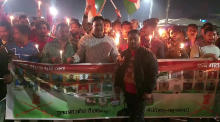 मोतिहारी: मोतिहारी में पुलवामा के शहीदों को भाजपा युवा मोर्चा ने दी श्रद्धांजलि, निकाला कैंडल मार्च #पुलवामा_हमला #युवा_मोर्चा