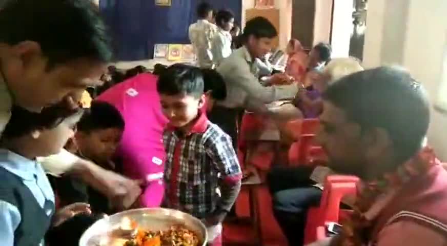 माध्यमिक सरस्वती विद्या मंदिर में वेलेंटाइन डे की बजाय विद्यार्थियों ने मनाया मातृ-पितृ पूजा कार्यक्रम #वेलेंटाइन_डे