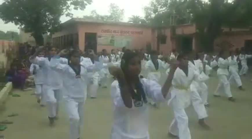 मझौलिया: पारस पकड़ी मध्य विद्यालय में स्कूली छात्राओं को जुडो-कराटे की दी जा रही ट्रेनिंग #प्रशिक्षण_शिविर
