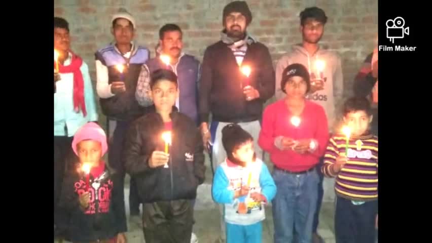 छपरा: बीते साल पुलवामा हमले में शहीद वीर जवानों की याद में खलपुरा गाँव के छात्रों ने निकाला कैंडल मार्च #पुलवामा_शहीद