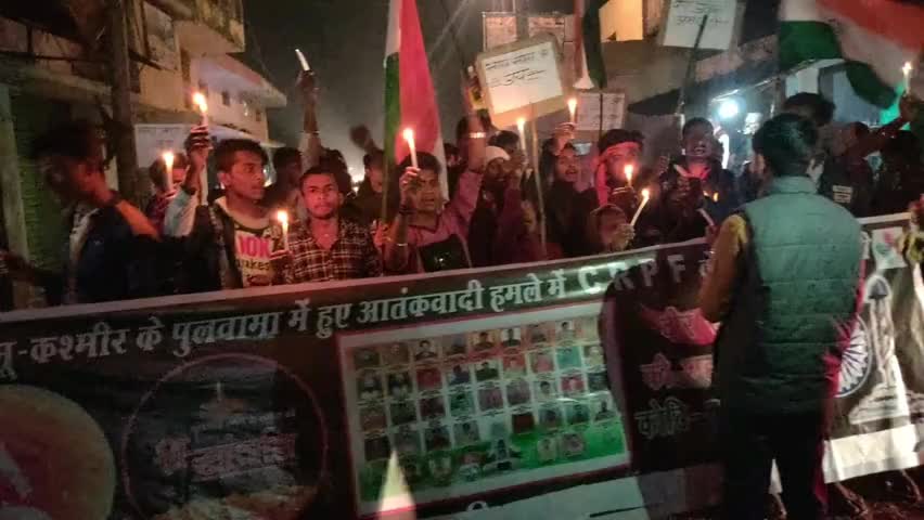 दरियापुर: सुतिहार में पुलवामा हमले की पहली बरसी पर निकाला गया कैंडल मार्च, सैकड़ों युवा हुए शामिल #पुलवामा_शहीद