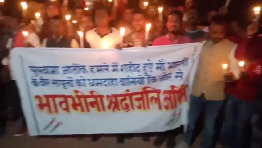 धमदाहा: धमदाहा में पुलवामा शहीदों की याद में निकाला गया विशाल कैंडल मार्च, शहीद स्मारक पर हुआ मार्च का समापन #पुलवामा_शहीद