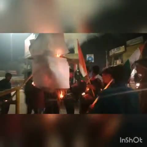 छपरा: पुलवामा में शहीद हुए जवानों को शहर के विभिन्न जगहों पर कैंडल जलाकर दी गई श्रद्धांजलि #पुलवामा_शहीद