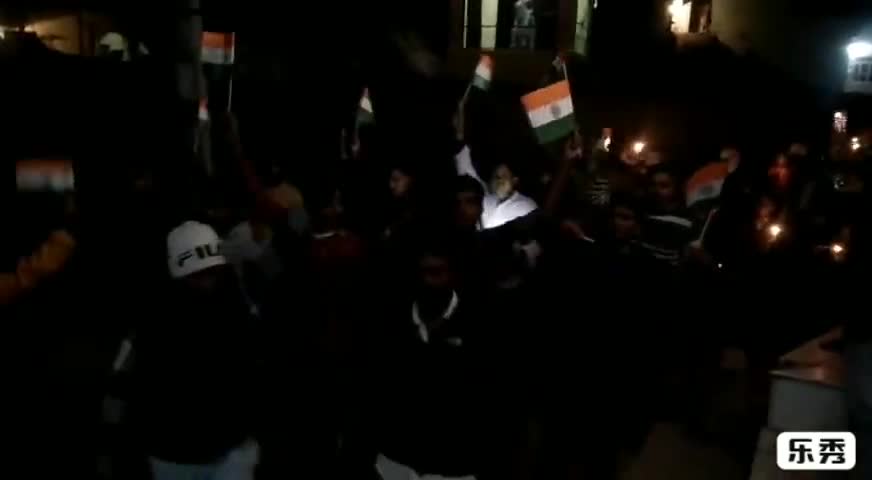 वैर: पथैना गांव में ग्रामीणों ने हाथों में तिरंगा झंडा लेकर निकाला कैंडल मार्च, शहीदों को दी श्रद्धांजलि #पुलवामा_शहीद