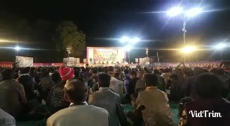 देसूरी: देसुरी पंचायत समिति के खेल मैदान में आयोजित एक शाम शहीदों के नाम भजन संध्या में प्रकाश माली ने प्रस्तुति दी #भजन_संध्या
