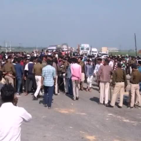 दतिया: सिमरिया टेकरी पर लगी डॉ.भीमराव अंबेडकर की मूर्ति का शरारती तत्वों ने तोड़ा हाथ, लोगों ने NH-75 पर लगाया जाम #जाम #मूर्ति