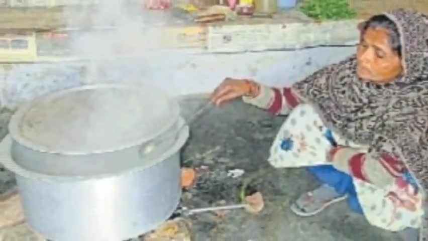 पीलीभीत: शहर के प्राथमिक विद्यालय में मेन्यू के हिसाब से छात्रों को नहीं दिया जा रहा है भोजन, जांच के आदेश जारी #मिड_डे_मील #bsa