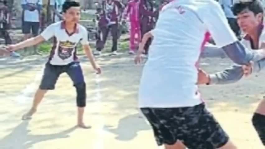 पीलीभीत: गांधी स्टेडियम में छात्रों ने कबड्डी प्रतियोगिता का किया आयोजन #कबड्डी_प्रतियोगिता #आयोजन