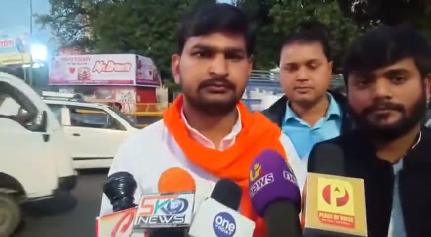 आज अंबेडकर जी के प्रतिमा पर कैंडल जलाकर है शहीदो की याद में कैंडल जलाकर उन्हें कैडल जलाकर श्रद्धांजलि देने आए #hindu #pulwam_aattack #army #hinduarmy