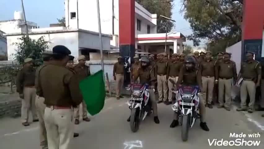 बिधूना: ग्रामीण क्षेत्रों में गरुण वाहिनी टीम द्वारा रखी जा रही अपराधियों पर नजर #पुलिस_प्रशासन