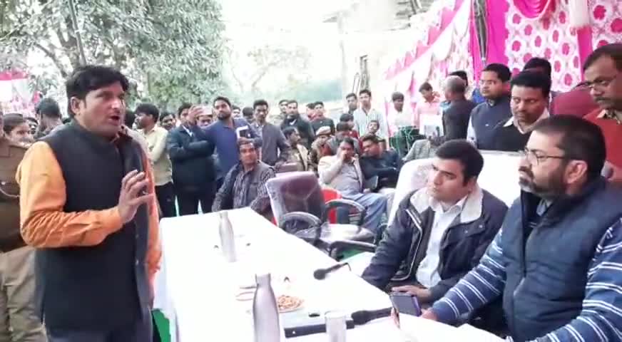 कायमगंज: कुईयाखेड़ा गांव में पहुंचकर ज़िलाधिकारी ने की जन चौपाल की समीक्षा #जन_चौपाल #डीएम
