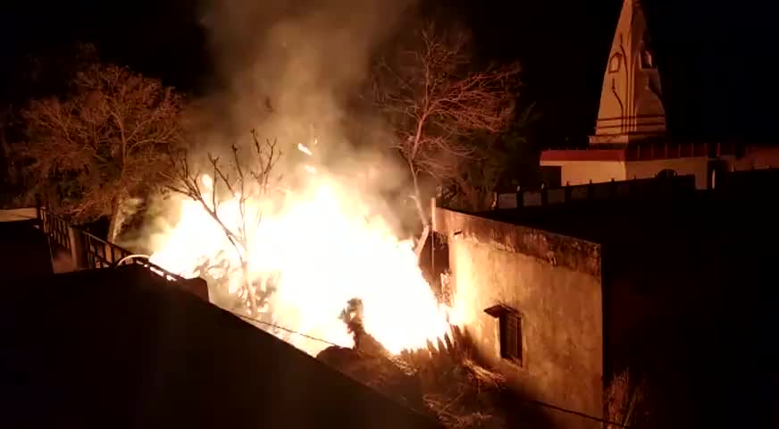 वैर: मुड़िया साद गांव में आग लगने से 6 ट्रॉली कड़ब (पशु चारा) जलकर हुआ राख, ग्रामीणों ने पाया आग पर काबू #आग_लगी #पशुचारा