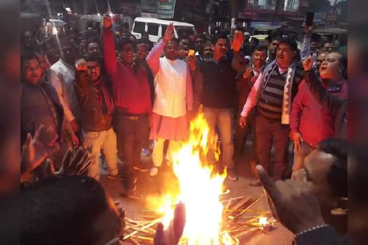 पूर्णिया पूर्व: बिहार राज्य शिक्षक संघर्ष समन्वय समिति के आह्वान पर पूर्णिया के शिक्षकों ने निकाला मशाल जुलुस #हड़ताल #मशाल_जुलूस