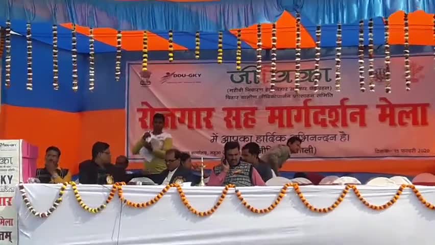 महुआ: गांधी मैदान में रोजगार सह मार्गदर्शन मेले का हुआ आयोजन, युवक-युवतियों की उमड़ी भीड़ #रोजगार_मेला