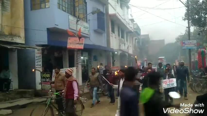घोड़ासहन: घोरासहन में हड़ताल को लेकर﻿ शिक्षक संघ ने मशाल जुलूस निकालकर शहर में किया प्रदर्शन #शिक्षक_संघ #मशाल_जुलूस