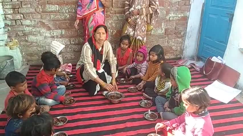 डीग: राज्य सरकार के आदेश पर डीग कस्बे के विभिन्न आंगनवाड़ी केन्द्रों पर बच्चों को परोसा गया पोषाहार #आंगनवाड़ी #पोषाहार