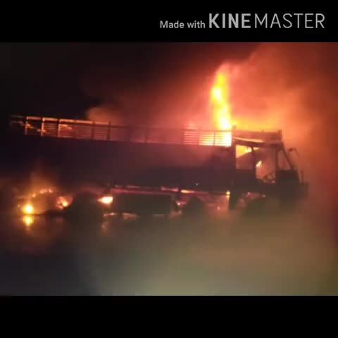 कुम्हेर: पैघोर स्थित स्वास्थ्य केंद्र के भवन की पुताई करने आए मजदूरों की बोलेरो कैंपर गाड़ी में अज्ञात कारणों से लगी आग #आग_लगी