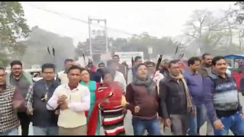 बगहा: बगहा में नियोजित शिक्षक सड़क पर उतरे, मशाल जुलूस निकालकर किया विरोध #शिक्षक_संघ #मशाल_जुलूस