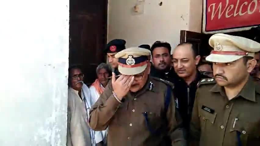 औरंगाबाद: औरंगाबाद के नगर भवन में आयोजित सम्मेलन में पहुंचे डीजीपी, सेल्फी के लिए उमड़ी भीड़ #डीजीपी #सेल्फी