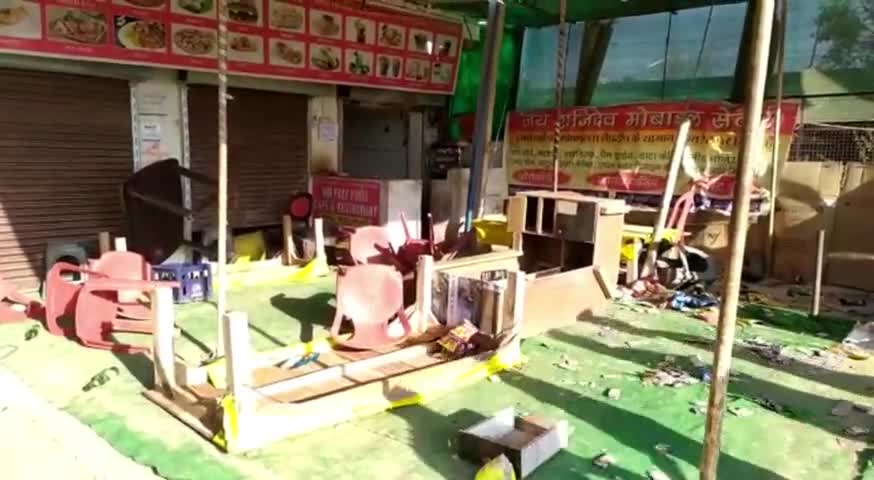 छाता: जीएलए यूनिवर्सिटी के पास एक होटल में भिड़े छात्रों के 2 गुट, छात्रों के 1 गुट ने होटल में की तोड़फोड़ #तोड़फोड़ #विवाद