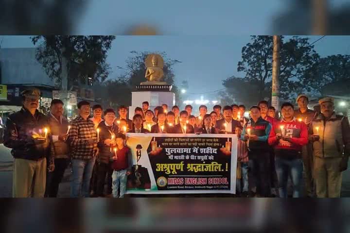 नौगढ़: बुद्ध तिराहे पर पुलवामा हमले में शहीद हुए जवानों को लोगों ने कैंडल जलाकर दी श्रद्धांजलि #पुलवामा_हमला #crpf