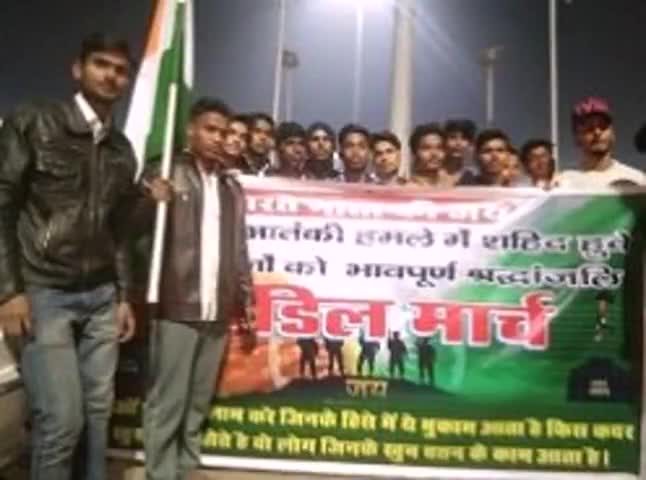 छपरा: छपरा जंक्शन पर पुलवामा हमले के शहीदों की याद में लियो क्लब के सदस्यों ने कैंडिल मार्च निकाला #पुलवामा_हमला