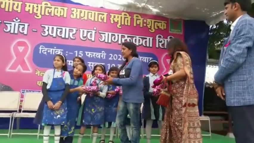 बैतूल: न्यू बैतूल स्कूल में पेंटिंग प्रतियोगिता में भाग लेने वाले स्कूली बच्चों को आयोजकों ने किया पुरस्कृत #कैंसर #पेंटिंग