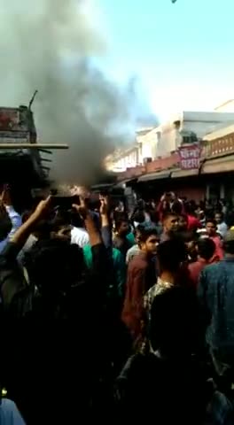 जयपुर: जयपुर के इंदिरा बाजार में स्थित एक पटाखा दुकान में अचानक लगी आग, लोग वीडियो बनाने में हुए मग्न
#आग #पटाखा #दुकान