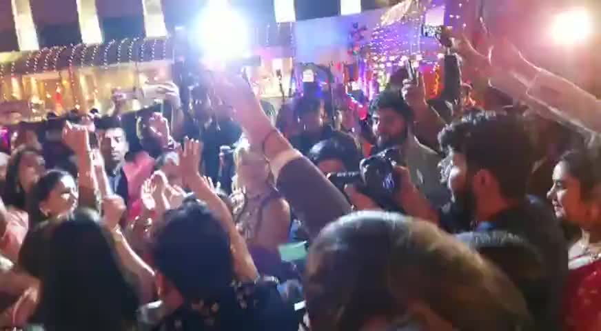 नगड़ी: रांची में कार्यक्रम के लिए आई मशहूर डांसर सपना चौधरी ने प्रोग्राम के बाद महिलाओं के साथ किया डांस #सपना_चौधरी