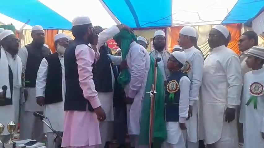 मधुपुर: मधुपुर के नवी बक्स रोड स्थित मदरसा में दस्तारे फजीलत कॉन्फ्रेंस का किया गया आयोजन
