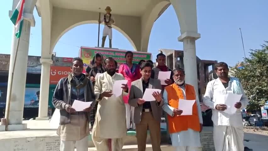 मथुरा: विकास बाजार स्थित महात्मा गांधी की मूर्ति के नीचे किसान गरीब मजदूर सेवा समिति के सदस्यों ने की शपथ ग्रहण #शपथ_ग्रहण