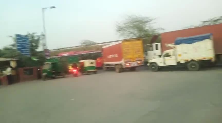 नरेला: लिबासपुर में सर्विस लाइन और रिंग रोड पर लगा भीषण जाम, गाड़ियों की लगी लंबी कतार #ट्रैफिक_पुलिस #रोड_जाम
