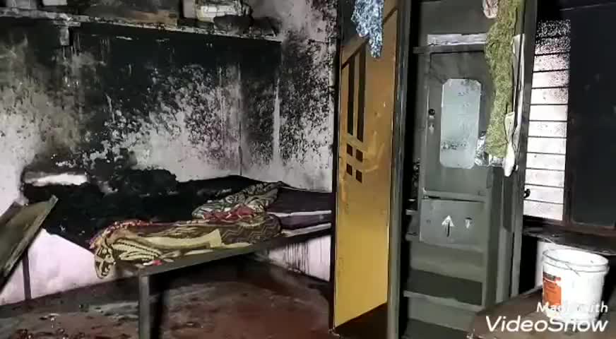 पालड़ी ग्राम पंचायत के एक घर में शॉर्ट-सर्किट से लगी आग में घरेलू सामान के साथ लाखों रुपए की नगदी जली #अग्निकांड