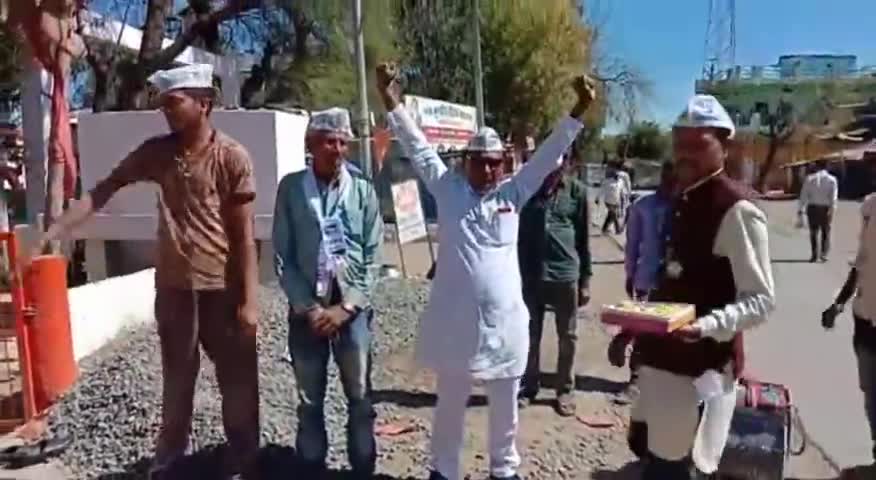 नटेरन: दिल्ली में तीसरी बार आम आदमी पार्टी की सरकार बनने की खुशी में नटेरन में आप कार्यकर्ताओं ने बांटी मिठाइयां #दिल्ली_चुनाव