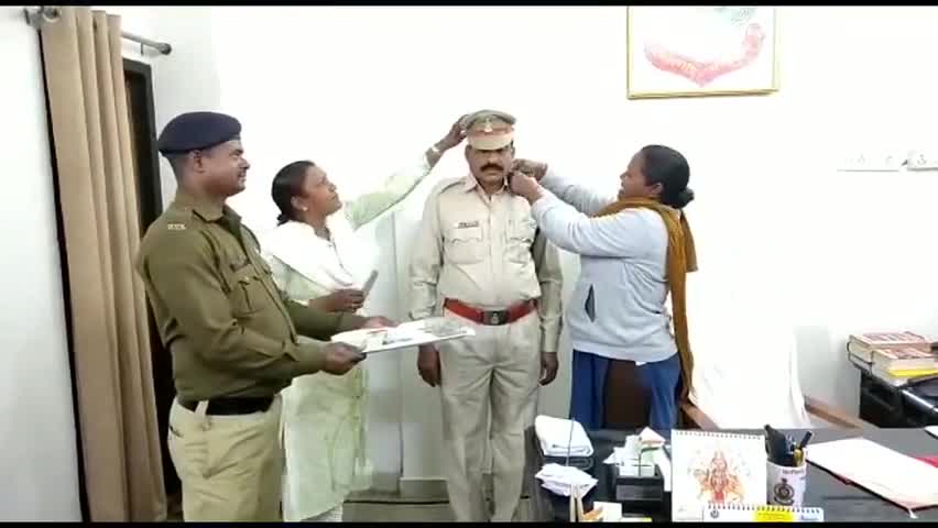 जांजगीर: पुलिस अधीक्षक कार्यालय में 5 प्रधान आरक्षक बनाए गए सहायक उपनिरीक्षक, ASP ने लगाए स्टार #पदोन्नति