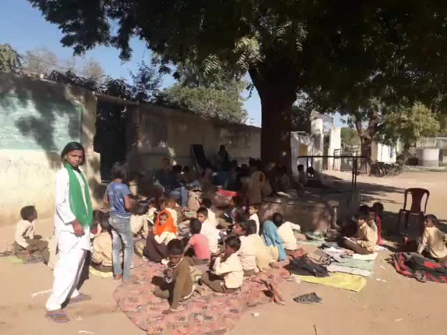 मण्डरायल: मंडरायल राजकीय उ.मा. विद्यालय में जर्जर कमरे होने पर छात्र छात्राएं खुले में पढ़ने को मजबूर #शिक्षा #सरकारी_स्कूल